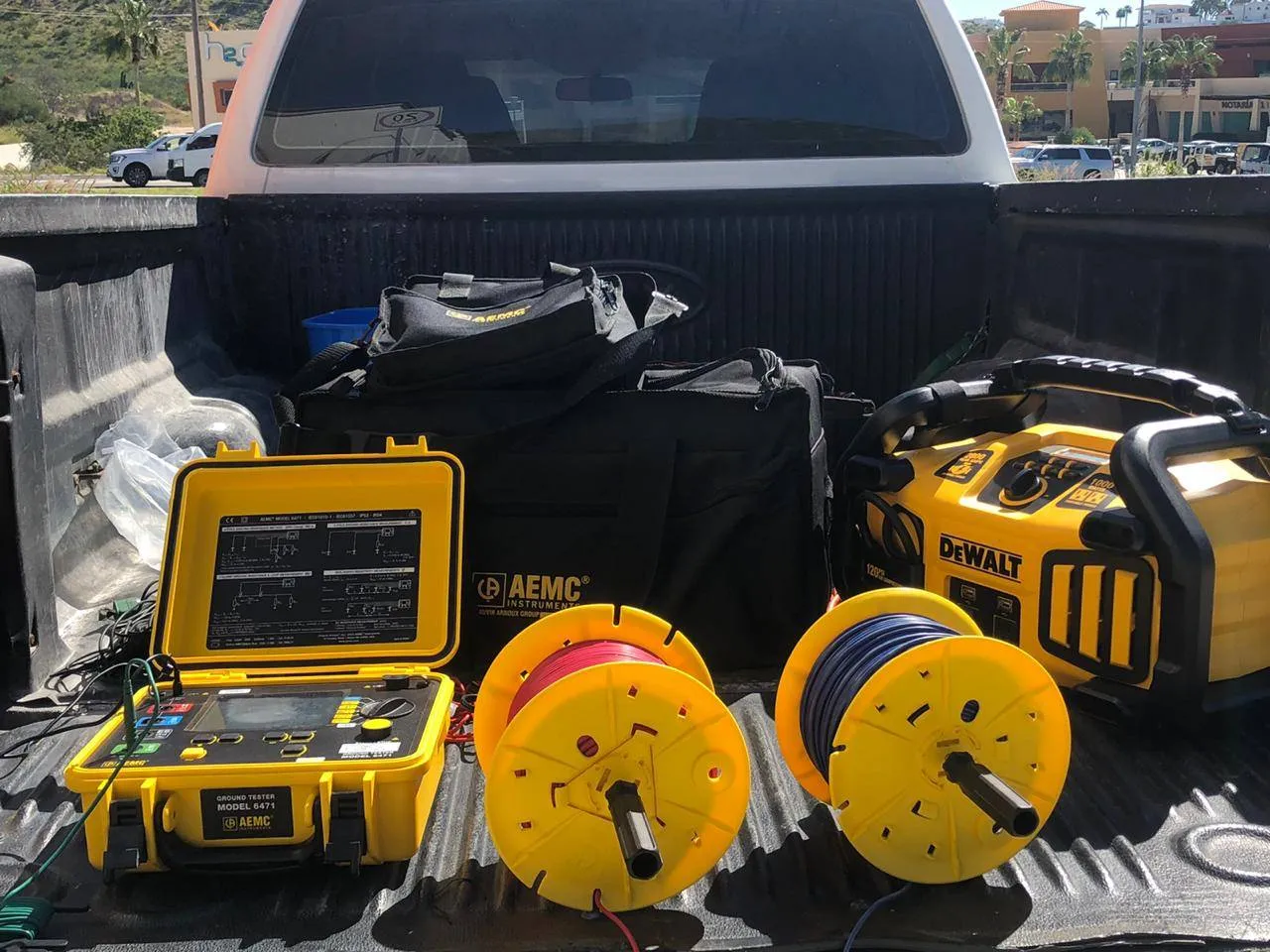 Equipo de medición de tierra física con carretes de cable en la caja de una camioneta