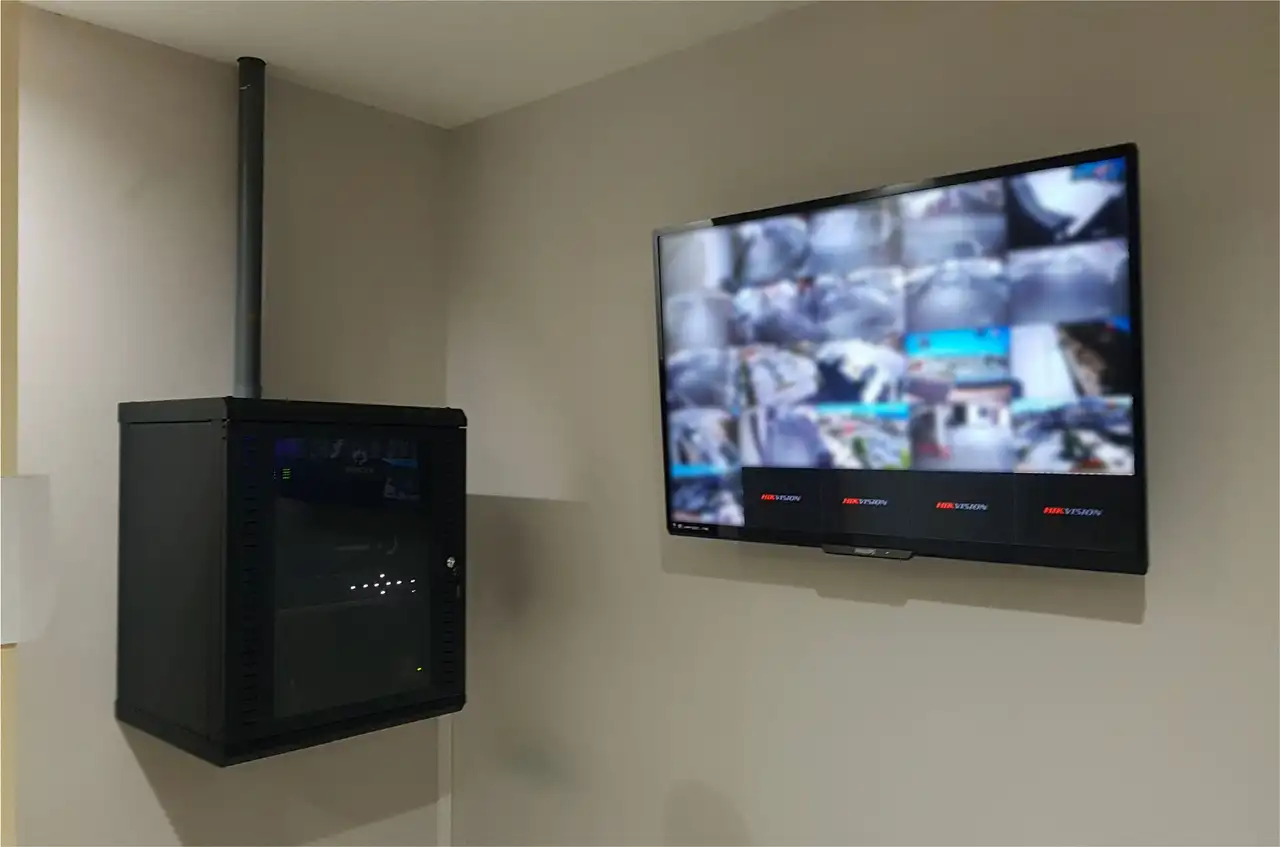 Gabinete de red y televisión de monitoreo de cámaras montados en la pared